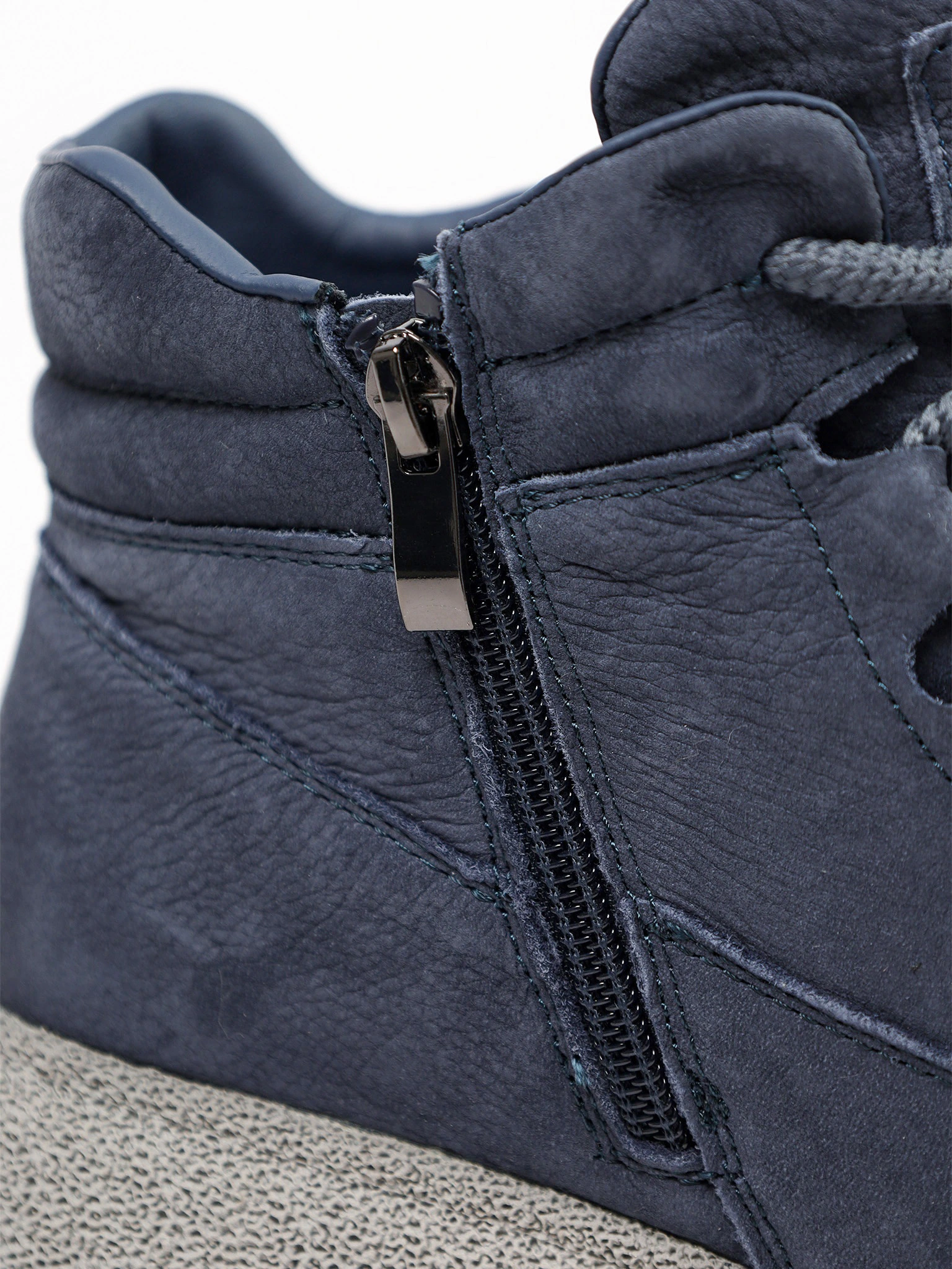 Ботинки синего цвета на средней рельефной платформе